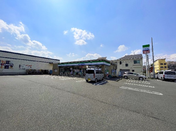 ファミリーマート 川崎南野川店( ファミリーマート人気のファミチキをはじめスナックメニューも大人気です。)