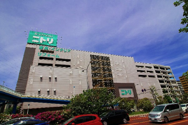 ニトリ　新横浜店(お値段以上の商品を提供する家具屋さん。ソファーをはじめ家具が有名ですが、お皿、茶碗、マットなど、引越しに伴う日用品はすべて揃う。)