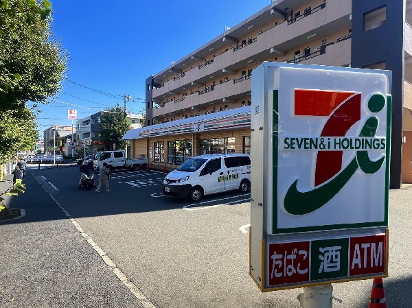 セブンイレブン川崎有馬6丁目店(時間を問わず、幅広い品物が揃うコンビニ。いまや買物だけではなく、日常生活に深く関係する施設となりつつある。)