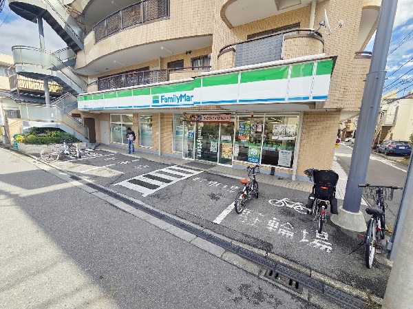 ファミリーマート幸区役所前店(時間を問わず、幅広い品物が揃うコンビニ。いまや買物だけではなく、日常生活に深く関係する最重要施設となりつつある。)