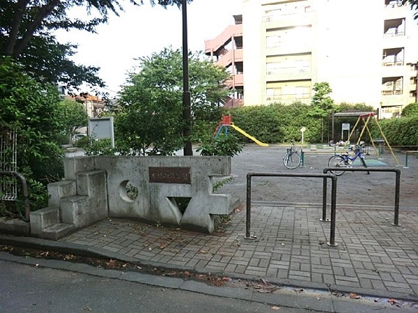 木月諏訪公園(住宅街らしく近隣には公園が複数ありますので、お子様にも嬉しい住環境です。きっと、お気に入りの公園がみつかるはずです。)