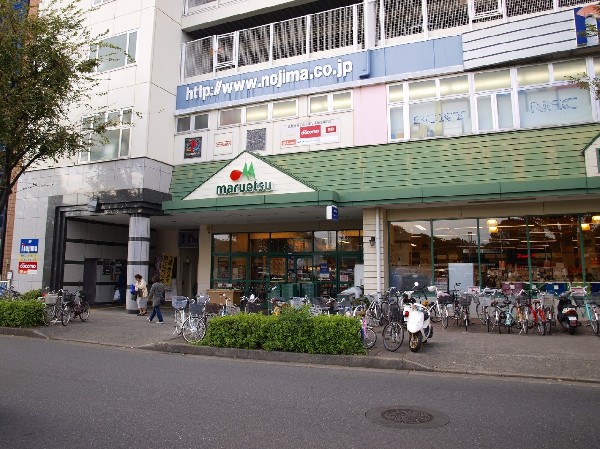 マルエツ鶴川店(幹線道路沿いにあり、自転車や車で立ち寄りやすい駐車場完備のスーパーです。朝9時から夜9時まで営業。駐車場は65台無料です！)