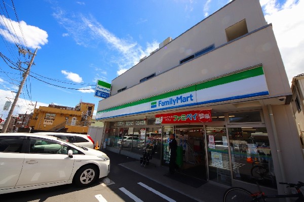 ファミリーマート東寺尾中台店(コンビニまで徒歩6分程度。やはり何かと助かるので近いのは嬉しい限り。)
