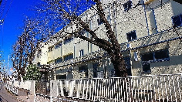 東台小学校(創立明治27年。教育目標「一人ひとりが輝く光の子」)