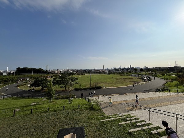 鶴見花月公園(高台にあり、ベイブリッジやみなとみらいが見渡せるロケーションの公園には、芝生の原っぱや遊具のある広場、健康器具などがあります。)
