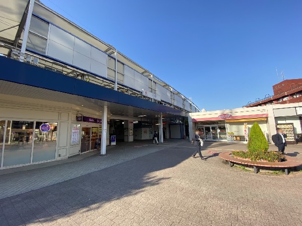 江田駅(渋谷駅まで約30分。駅東口前には国道246号が走っており、駅前で国道246号と東名高速道路が交差している。)