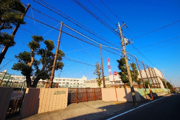 谷本中学校(昭和22年創立で70周年以上の歴史ある中学校。各学年6～7クラスあり、総生徒数約720人の大規模な中学校。)