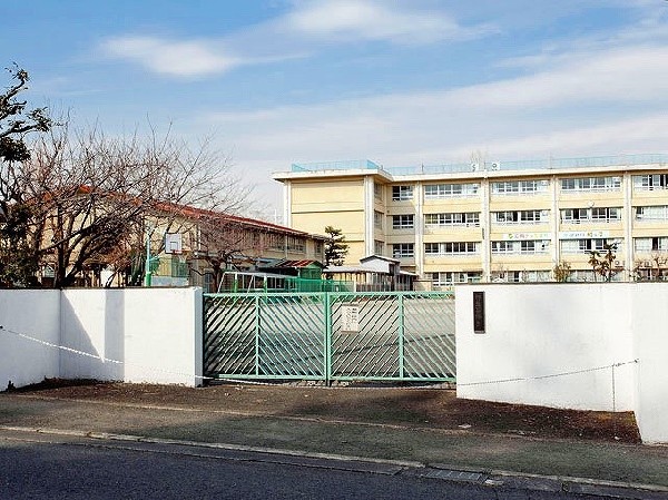 虹ヶ丘小学校　(学校創立は昭和51年。全校児童158名という川崎市の中で最も小さな学校です。)