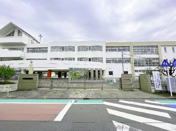 西御幸小学校　(お子様が一日の中でも長い時間を過ごす小学校。のびのびと過ごし、広い校庭で元気に駆け回ったり、どんどん成長していくお子様の姿が目に浮かびます。)