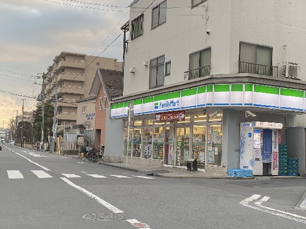 ファミリーマート京町三丁目店(ファミチキをはじめスナックメニューも大人気です。買物だけではなく、日常生活に関係する最重要施設となりつつある。)