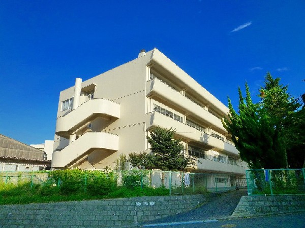 上の宮中学校(成長の過程でより濃い時間を過ごす3年間。ここで過ごす時間は、お子様にとって、とても大切な思い出となるはずです。)