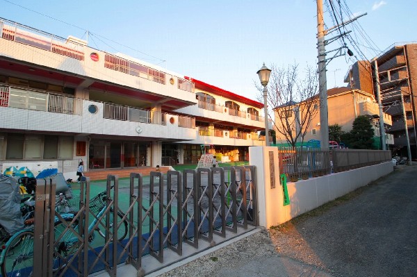 サクラノ幼稚園(多摩川のすぐそばというめぐまれた環境にあります。 『みんなちがってみんないい』を合言葉に、子ども一人一人を大切に保育します。)