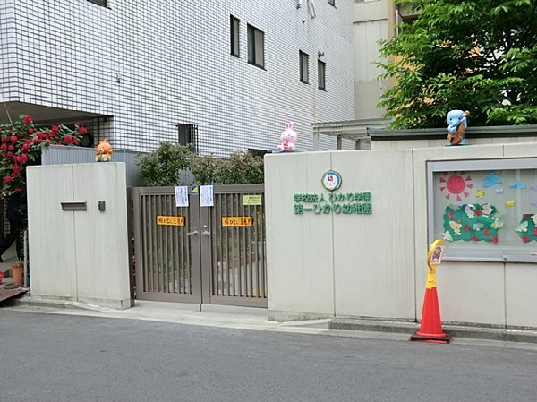 第一ひかり幼稚園(1975（昭和50）年からスタートした「裸教育」は、年中裸で朝夕2回の乾布摩擦を行うという独特のスタイル。)