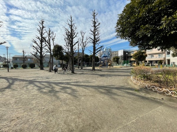 川中島公園　(近隣には、公園もあり、青空の下で駆け回ったり、遊具で遊んだり、思い思いの遊びができます。子供たちの元気で楽しそうな声が響き渡ります。)