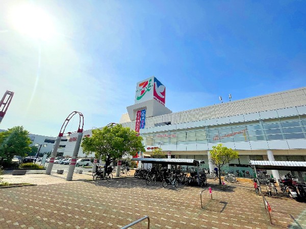 イトーヨーカ堂川崎港町店　(営業時間1F10：00～21：00　2F10：00～20：00。駐車場は971台。豊富な品揃えで、お買い物はここだけで済みそうですね。)
