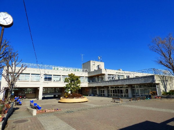 稗原小学校(校内には出来るだけ階段を作らない設計で育ちざかりのお子様に負担を掛けないよう配慮されている。吹き抜けが多く生徒と子供の触れ合いが多い。)