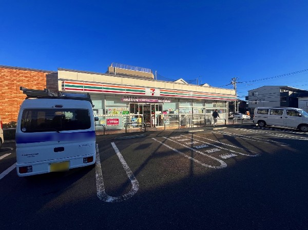 セブンイレブン川崎井田三舞町店(「イトーヨーカドー」や有名百貨店などを傘下に収める大手流通企業が運営するコンビニエンスストア。)