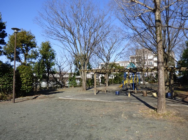鷲ヶ峰けやき公園(住宅街らしく近隣には公園が複数ありますので、お子様にも嬉しい住環境です。きっと、お気に入りの公園がみつかるはずです。)