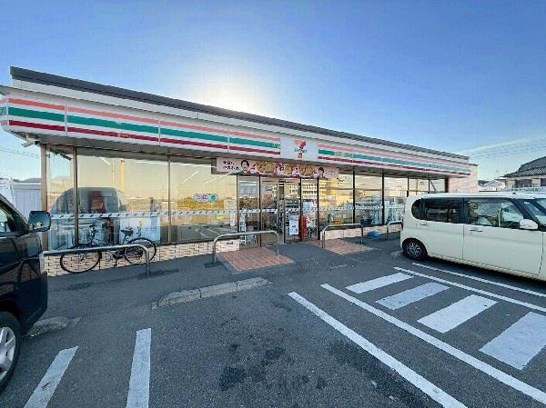 セブンイレブン川崎布田店(24時間営業で食品や日用品、ATMサービスまで利用可能。忙しい共働き家庭でも安心して暮らせる環境です。)