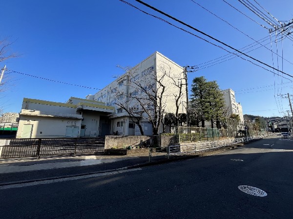 長津田第二小学校　(お子様が一日の中でも長い時間を過ごす小学校。のびのびと過ごし、どんどん成長していくお子様の姿が目に浮かびます。)