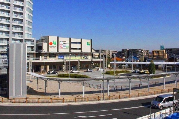 長津田駅　(田園都市線と横浜線が交差するターミナルステーション。再開発に伴い、駅前が見違えるほどに綺麗になっている。)