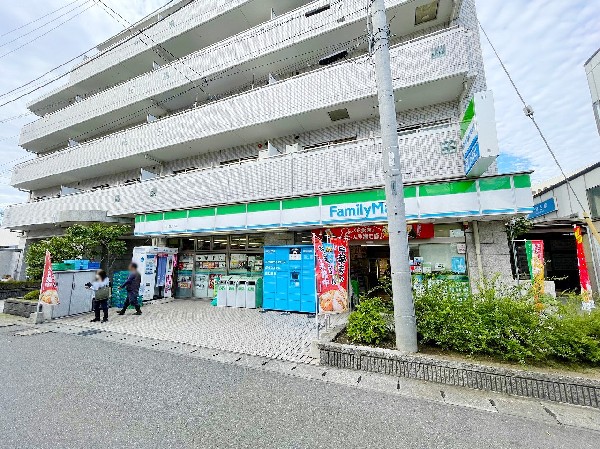 ファミリーマート柿生駅北口店(人気のファミチキをはじめ、スナックメニューも大人気です。)
