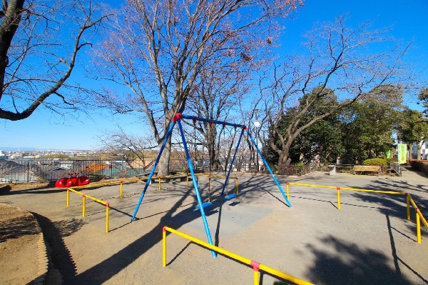 荏田第三公園(近隣には、公園もあり、青空の下で駆け回ったり、遊具で遊んだり、思い思いの遊びができます。子供たちの元気で楽しそうな声が響き渡ります。)