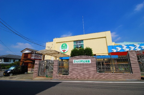 もえぎの幼稚園(恵まれた自然の環境と友達や保育者とのふれあいの中で、幼児の主体的な活動を促し、遊びを中心とした総合的な保育を重視しています。)