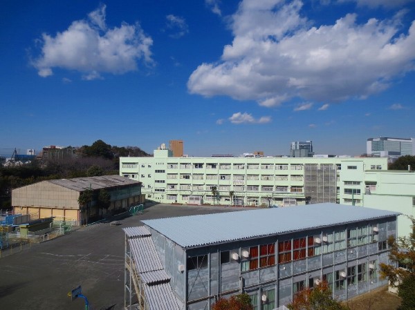 篠原小学校　(昭和36年創立、各学年3クラス、総児童数600人の小学校。思いやりの心、感謝の気持ち、挨拶、笑顔が特徴の評判が良い学校。)