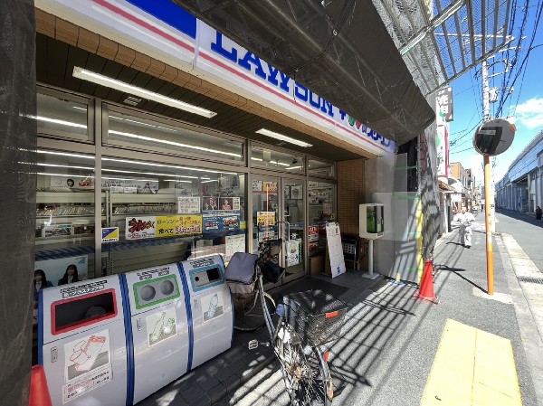 ローソン・スリーエフ 高津駅前店(早朝や深夜など、時間帯を問わず、幅広い品物が揃うコンビニ。近くにあるとやっぱり便利ですね。)