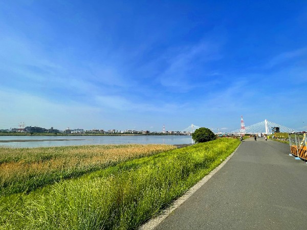 多摩川緑地(のんびり川を眺めたり、ランニング、お子様との散歩、ペットとのお散歩など暮らしをより充実させてくれる住環境です。)