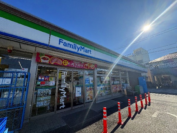 ファミリーマート神大寺一丁目店(広い駐車場のあるコンビニエンスストアです。24時間営業。宅配BOXのように使えるAmazonロッカーもあります。)