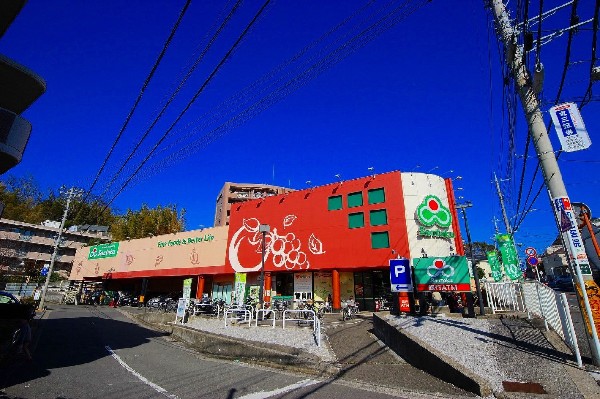 Santoku高田店(営業時間は9：30～22：00までで、駐車場は58台完備されています。)