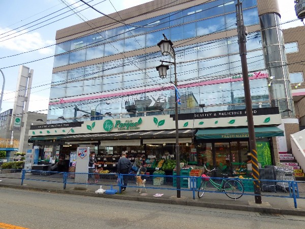 トップパルケ 久地店(午前8時～午後25時までと比較的遅くまで営業している店舗。駅前に有るので仕事帰りの買物にも便利。宅配サービスも実施中。)