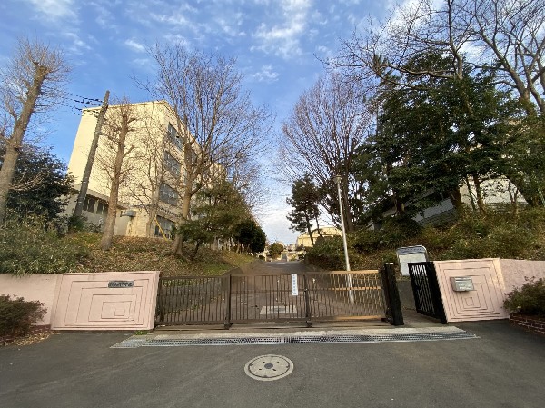 山内中学校(昭和22年開校。美しが丘の閑静な住宅街に位置する中学校です。)