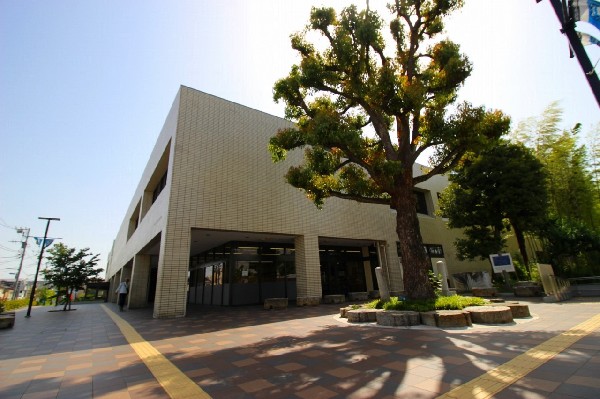 川崎市立幸図書館　(お子様は本が大好き。近くに図書館があればたくさんの本が読めますし、受験勉強などにも最適な空間です。)