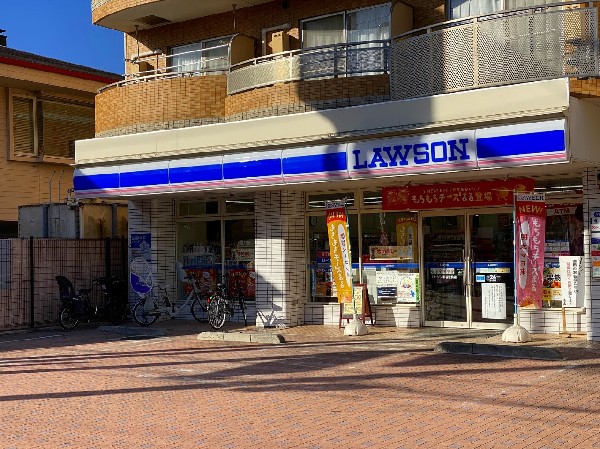 ローソン新羽駅前店(「マチのほっとステーション」をスローガンに掲げる通り、忙しい日々に「ほっ」とするひとときをもたらします。)