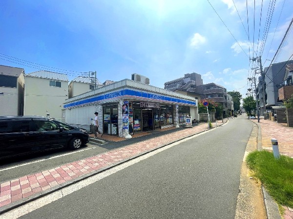 ローソン港北綱島東3丁目店(「マチのほっとステーション」をスローガンに掲げる通り、忙しい日々に「ほっ」とするひとときをもたらします。)
