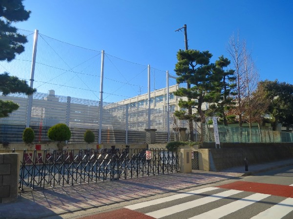 綱島東小学校(学校教育目標は、「豊かな心でかかわりあい、えがおかがやく東の子」)