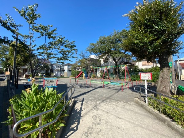東前公園(全体に遊具を配置した公園。すべり台、ブランコ、砂場、鉄棒がある。)