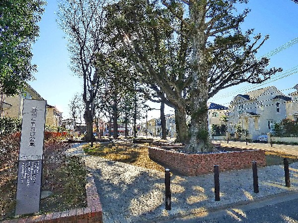 井田こもれび公園 　 (樹木が立ち並び、木漏れ日を愉しめる公園。都会の騒がしさから解放される、大人も癒される落ち着きある空間が広がります。)