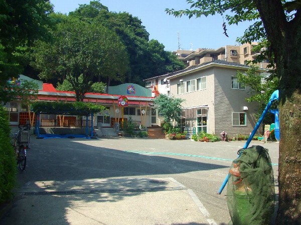 綱島幼稚園(綱島駅から近く、個性以前の人間としての基本についての教育を重視することを心掛けている。)