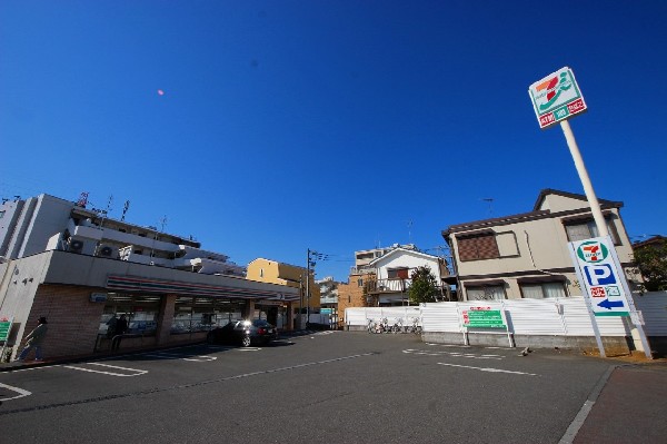セブン-イレブン横浜高田東3丁目店(セブンミールは大好評です。今や公共料金の支払いや宅配など、色々な用途があるコンビニは必須ですね。)