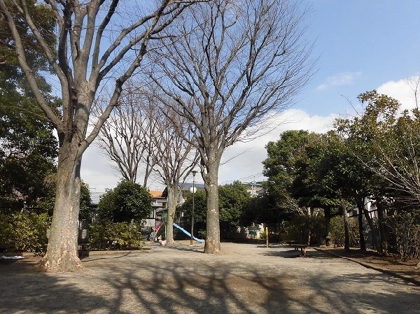 金程夕木公園(近隣には、公園もあり、青空の下で駆け回ったり、遊具で遊んだり、思い思いの遊びができます。子供たちの元気で楽しそうな声が響き渡ります。)