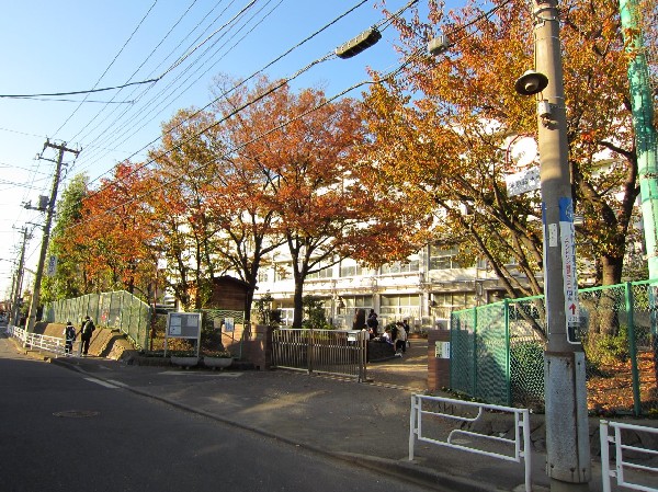 樽町中学校(確かな学力、豊かな心、健やかな体、公共心と社会参画意識、国際社会に寄与する開かれた心、を磨いていく)