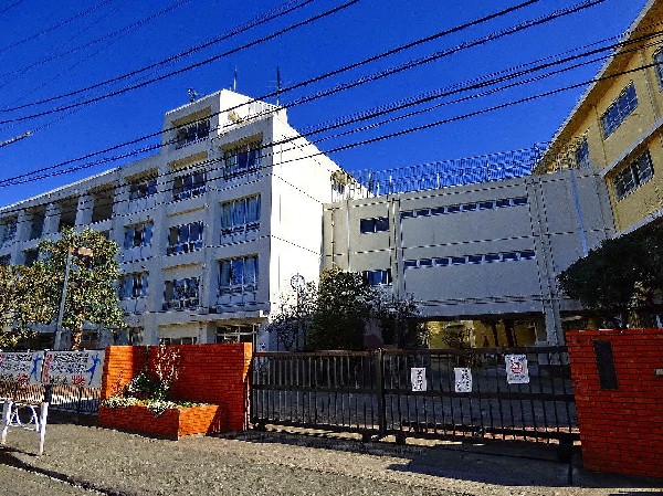 向丘中学校　(葵の校章です。学び合い、高め合い、ともに活きることが教育目標です。)