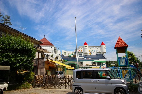 初山幼稚園(広いグランドがあるので走り周れる大きな幼稚園。室内プールもあります。夏には園児たちが楽しそうに水浴びします。農園もあり野菜の収穫も行っています。)