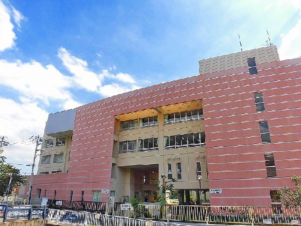 東生田小学校　(アットホームな小学校です。新校舎や新体育館は平成21年に完成しました。)