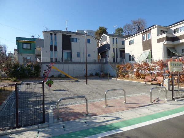 菅生ケ丘公園(住宅街らしく近隣には公園が複数ありますので、お子様にも嬉しい住環境です。きっと、お気に入りの公園がみつかるはずです。)