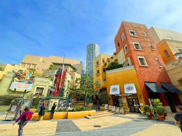 ラ・チッタデッラ(イタリアのヒルタウン（丘の上の街）をモチーフにデザインされた新スタイルの複合商業施設です。)